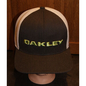 Vintage Rare Oakley SnapBack Hat 110 Flex fit Tech Gray White Trucker Cap